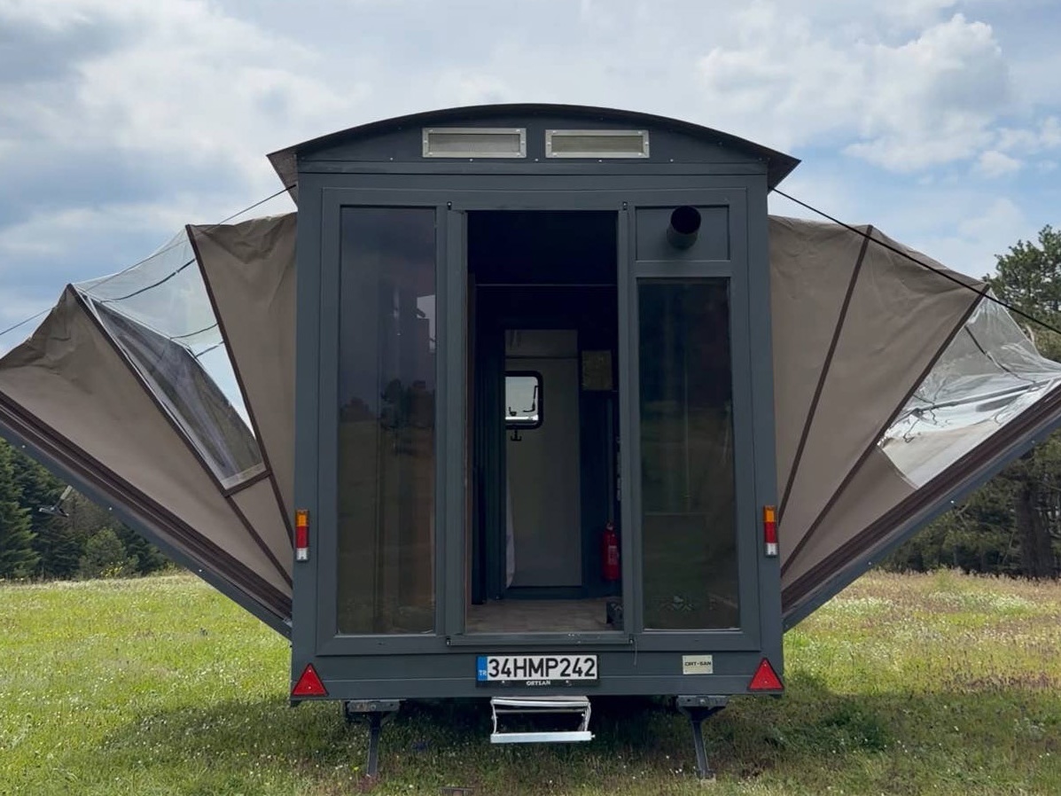 Una vez se llega a destino la Mini House Ortsan Outdoor y se asienta sobre el terreno, triplica prácticamente su superficie útil al expandir sus alas.