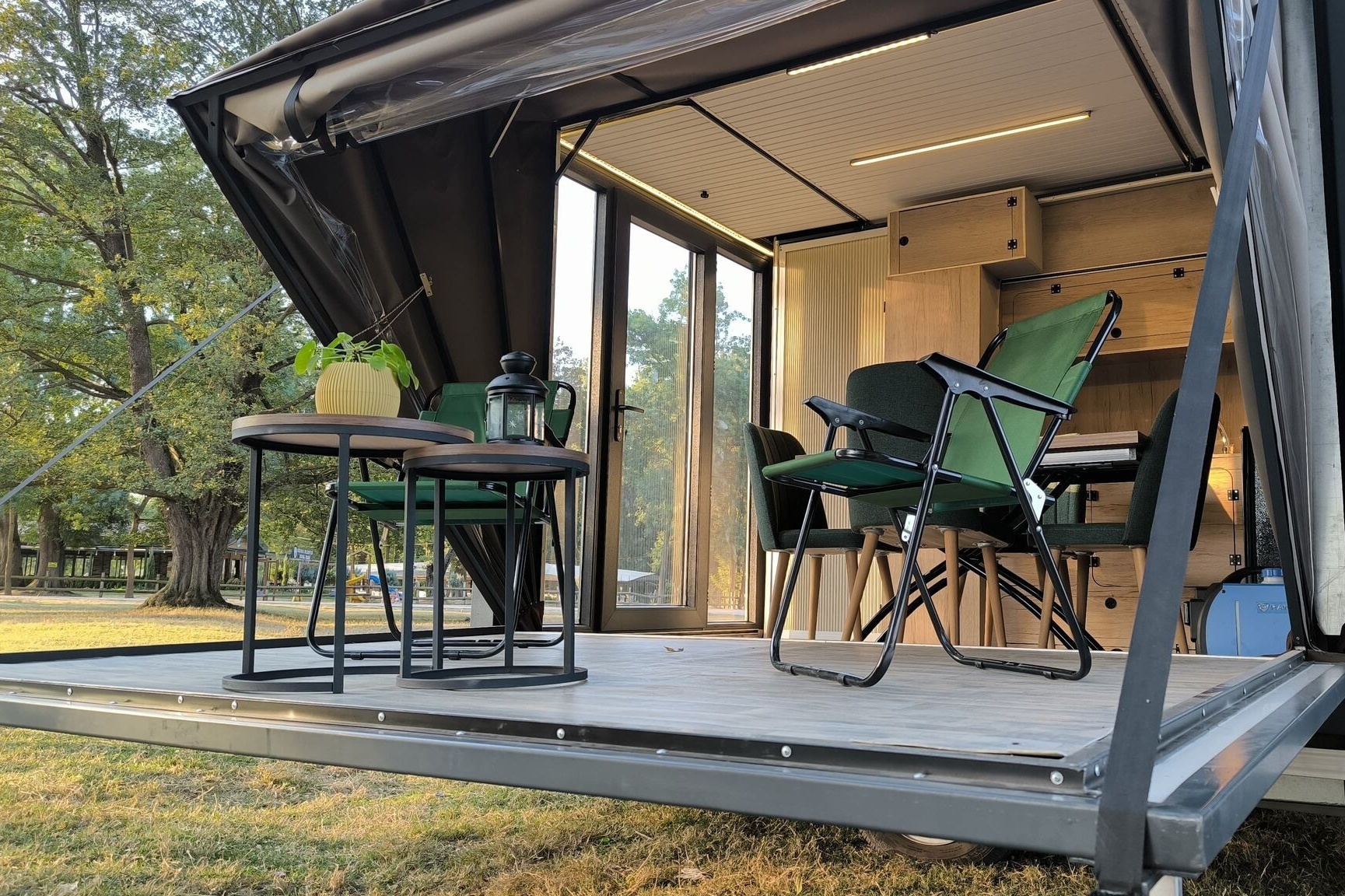 Una de las alas expandibles de la Mini House se puede habilitar como zona de terraza panorámica elevada para disfrutar de las vistas al aire libre.