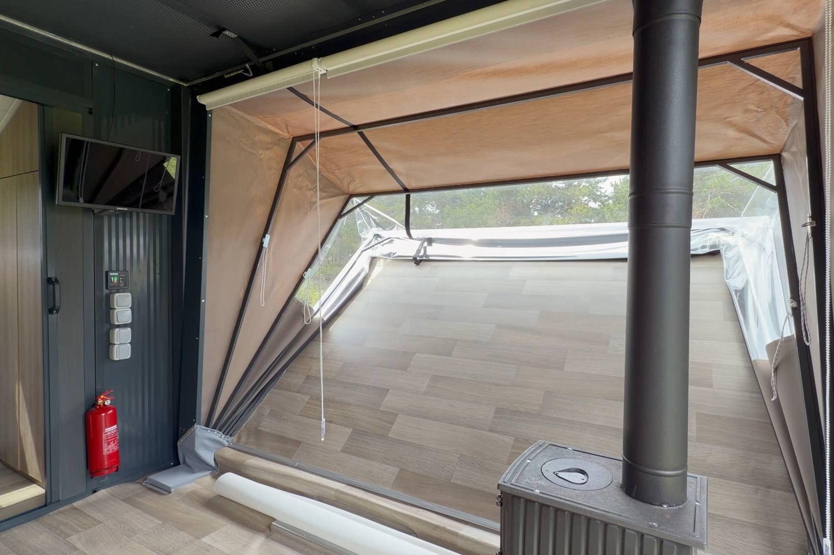 El sistema de apertura lateral de la Mini House se maneja mediante una tableta que activa el sistema de despliegue con solo pulsar un botón.