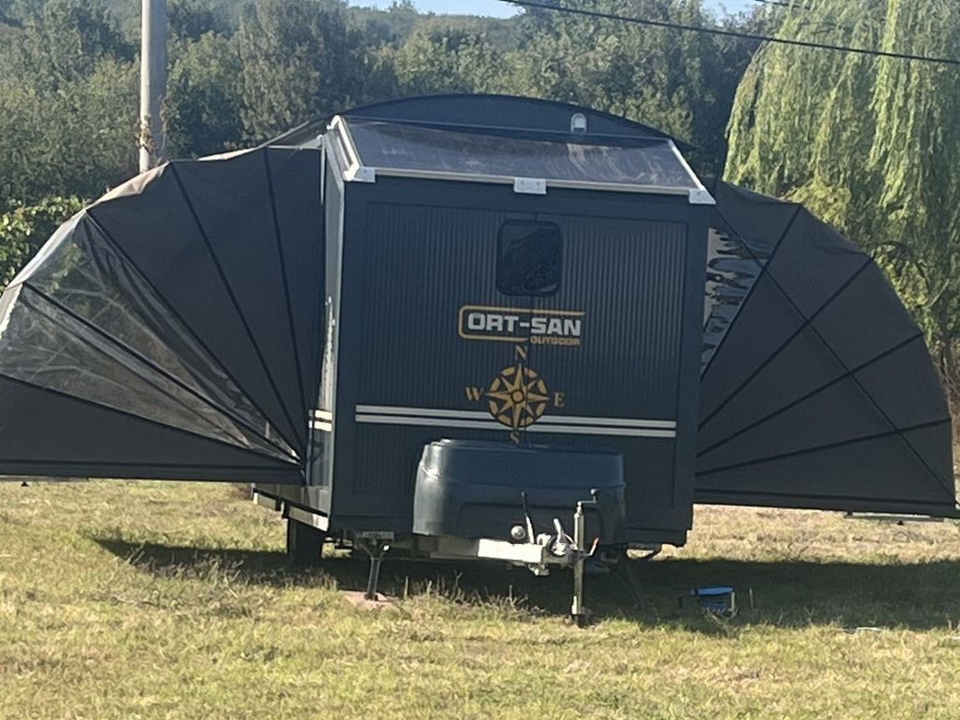 La Mini House de Ortsan no utiliza módulos telescópicos convencionales sino un sistema tipo acordeón que multiplica el espacio disponible al desplegar sus laterales.