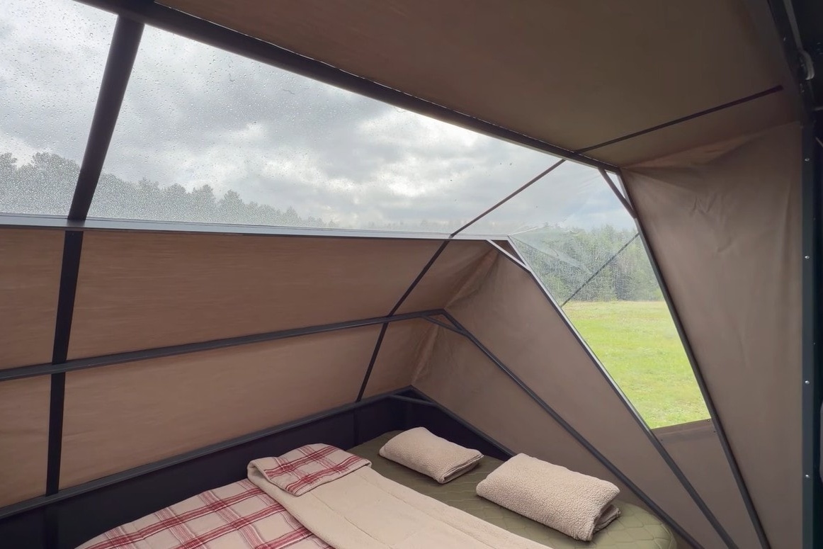 Uno de los laterales expandibles de la Mini House de Ortsan Outdoor queda habilitado automáticamente como dormitorio con capacidad para dos personas.