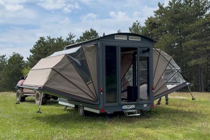 Lo más llamativo de la Mini House de Ortsan Outdoor es su configuración como tiny house completamente equipada con baño completo y cocina totalmente equipada.