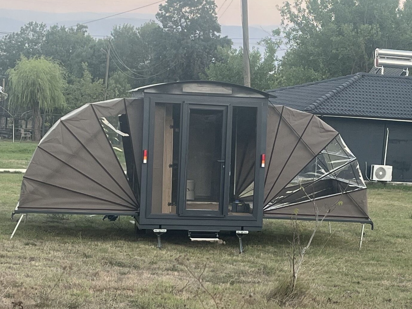 La factoría Ortsan Outdoor permite la personalización de casi todo el equipamiento del remolque tanto en acabados interiores como en el sistema energético.