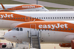 easyJet recorta el beneficio un 70% por Irán en plena guerra de opas