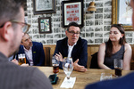 Burnham reduce el 20% de un impuesto a pubs y locales de música en directo ingleses