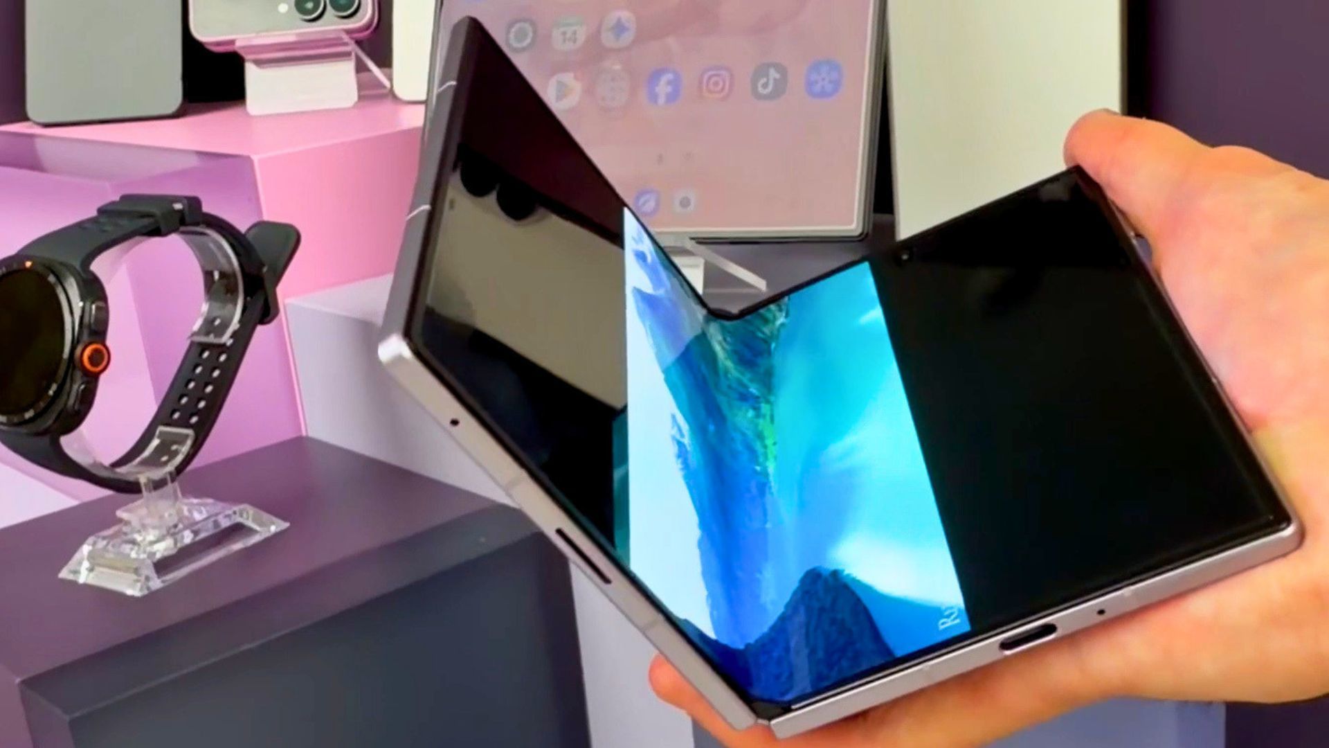 Samsung busca ventaja ante Apple en la batalla de los plegables