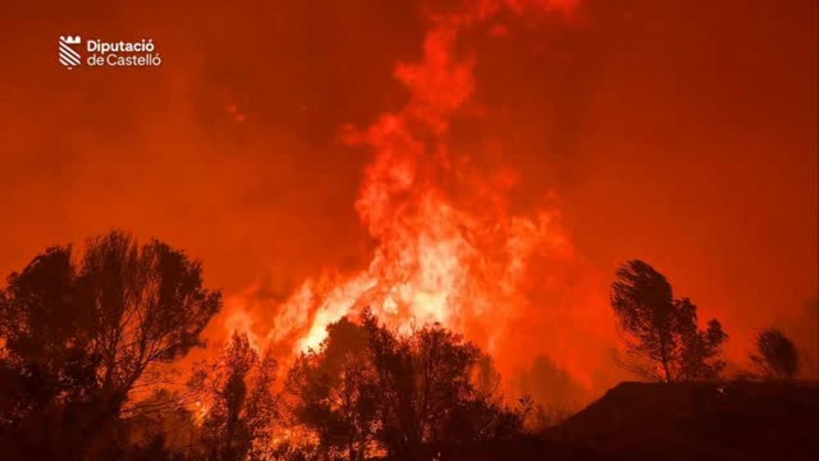 Bomberos de la diputación e Castellón participan en la extinción del incendio de La Val D'Uixó.