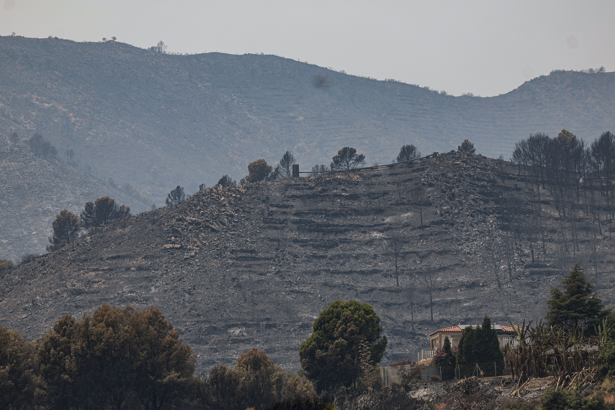 Vista general de los montes que rodean el pueblo de La Vilavella (Castellón), uno de los municipios desalojados por el incendio declarado el pasado sábado en la Vall d'Uixó.