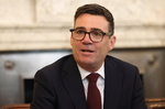 Magnates ingleses piden a Burnham pagar más impuestos