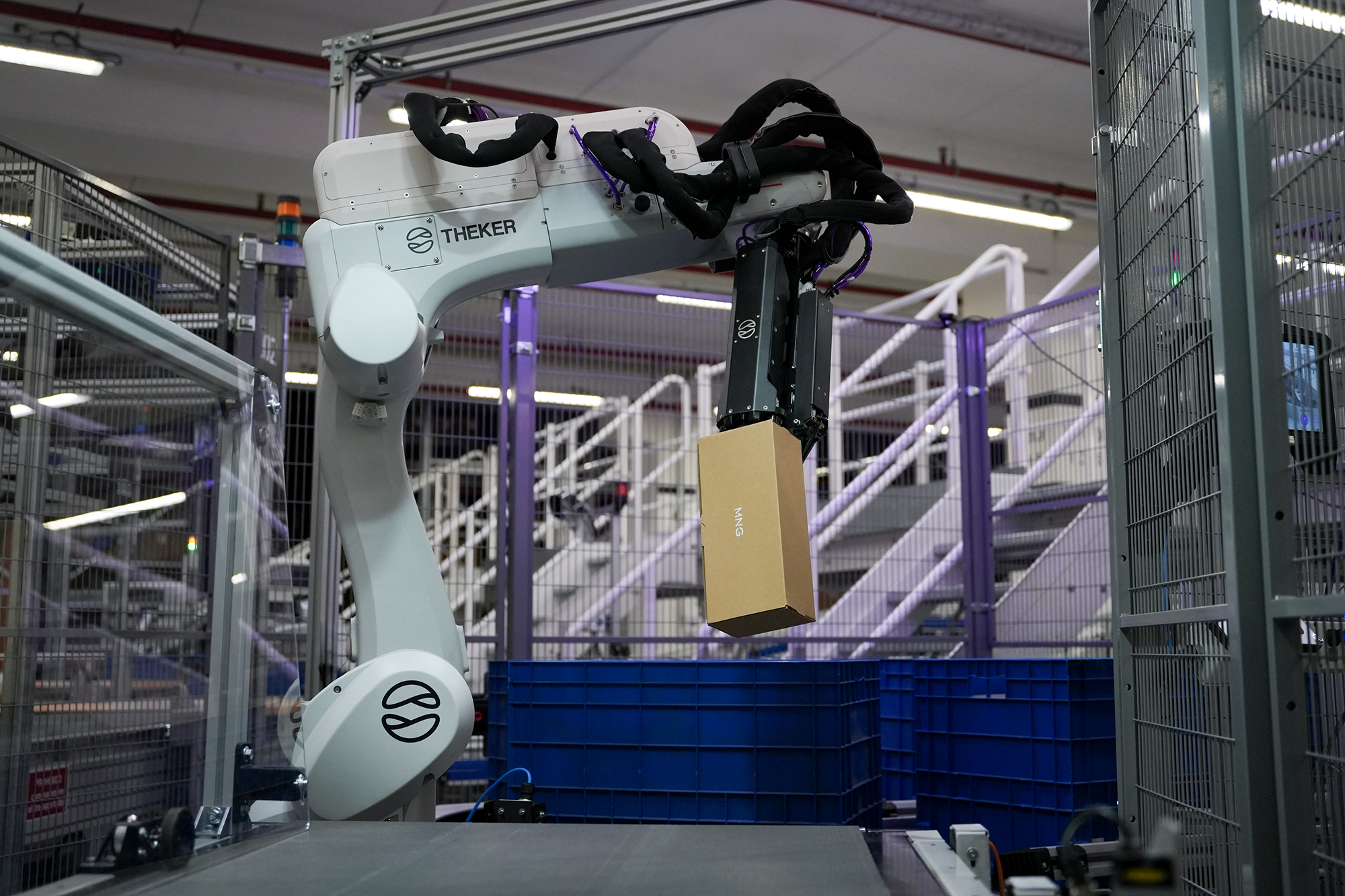 Uno de los robots inteligentes de Theker en las instalaciones del centro log�stico de Mango.