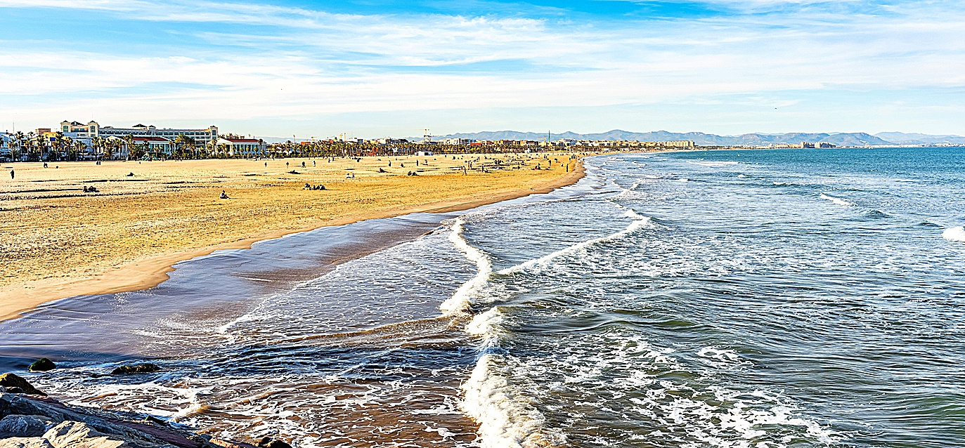 Vista panor&aacute;mica de la playa de la Malvarrosa.