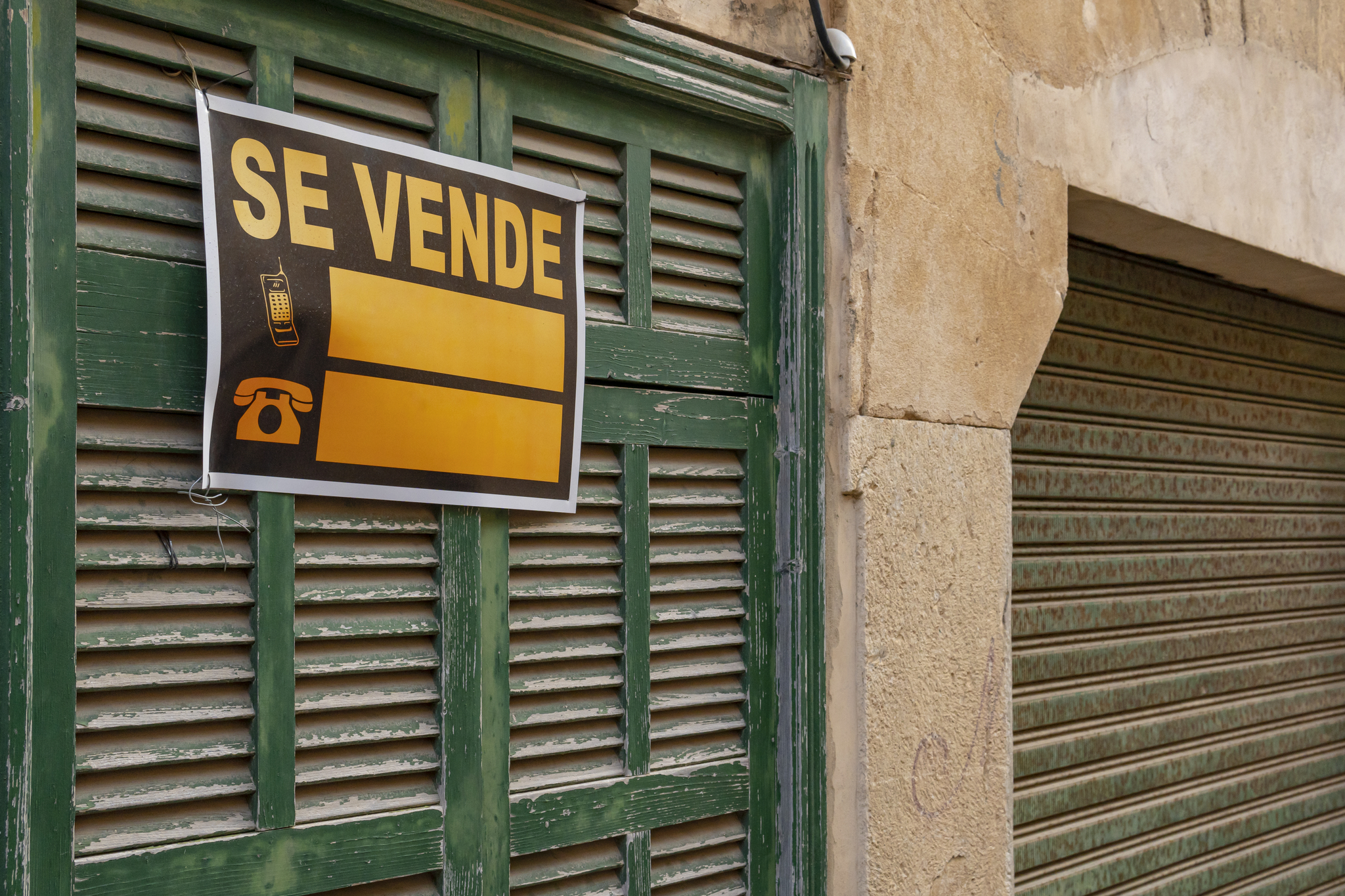 Las compraventas de vivienda siguen cayendo mientras los precios se disparan