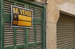 Las compraventas de vivienda siguen cayendo mientras los precios se disparan