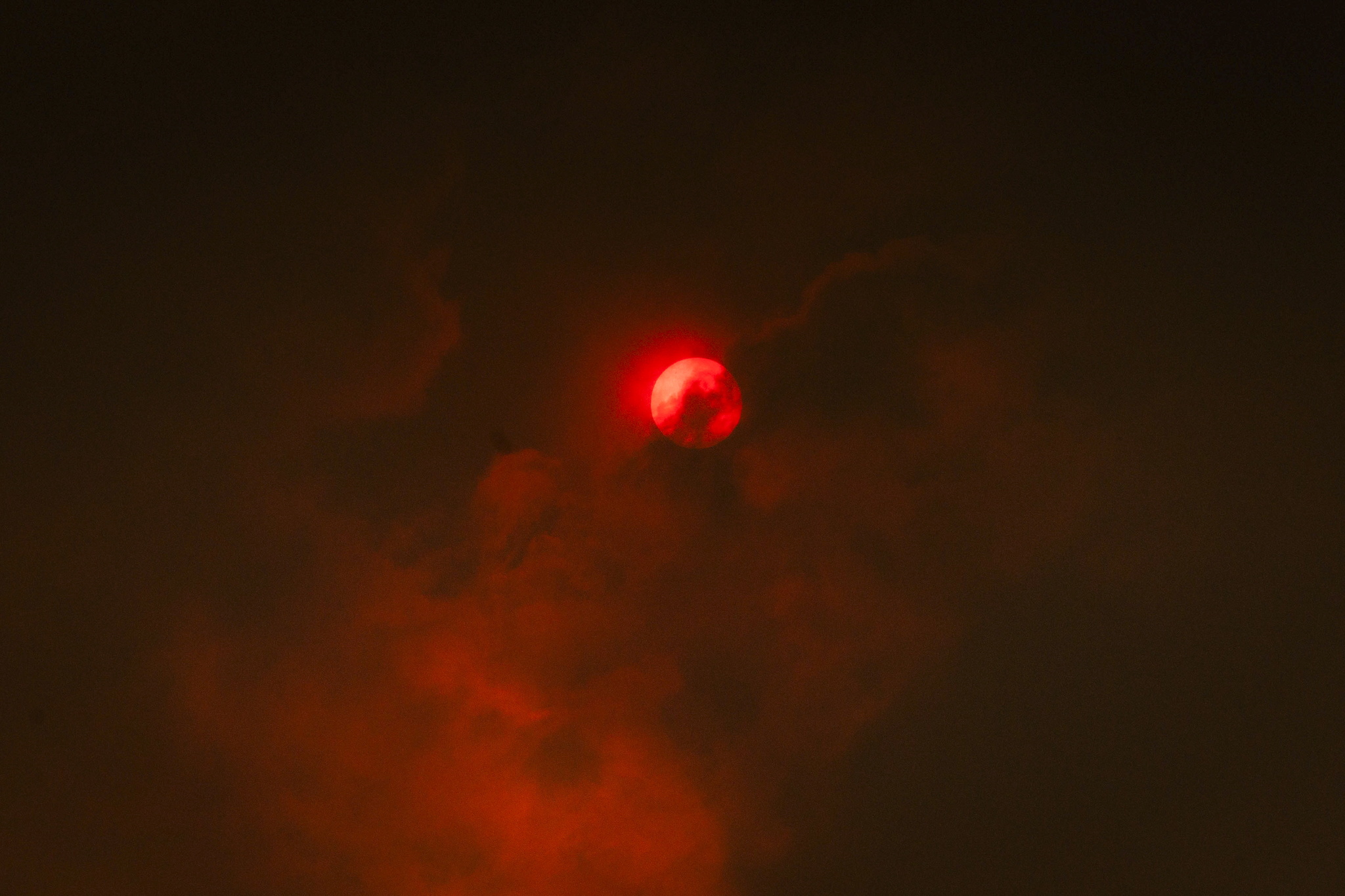 El sol ayer visto tras la humareda del fuego en Mirandela (Portugal).