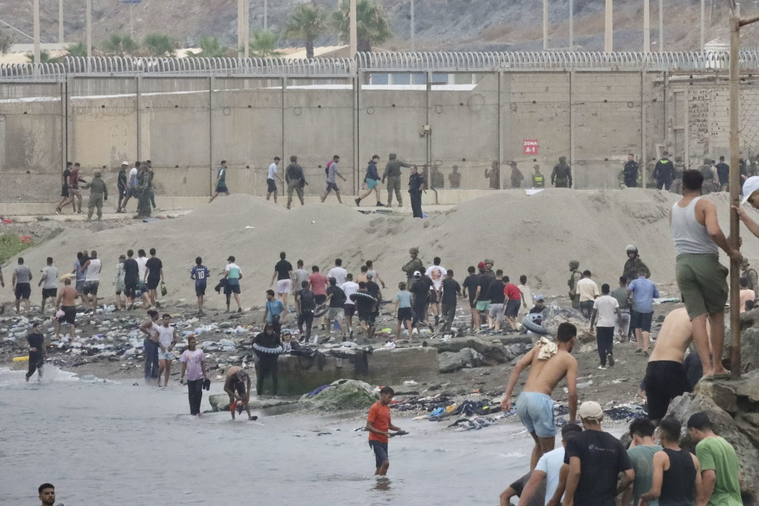 Cientos de personas comienzan a regresar a Marruecos por la frontera de Ceuta
