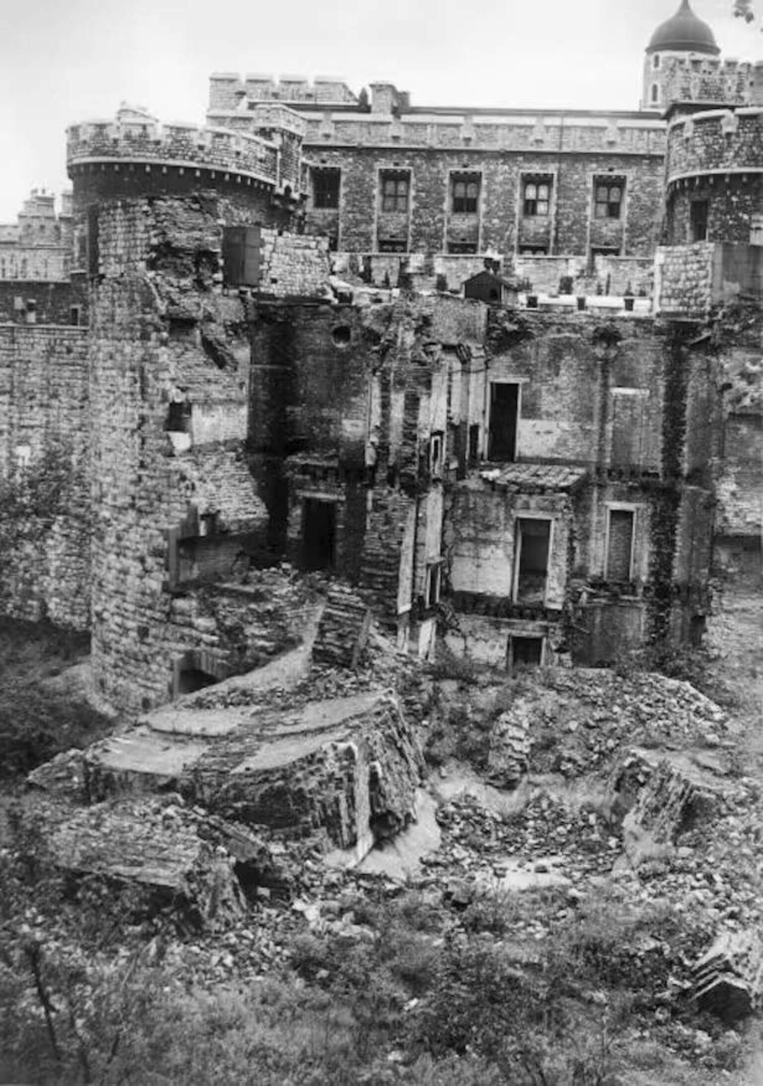 La Torre de Londres recibió el impacto de una bomba durante la Primera Guerra Mundial, pero los daños durante la Segunda -en la foto, el bastión del norte- fueron mucho más sustanciales.