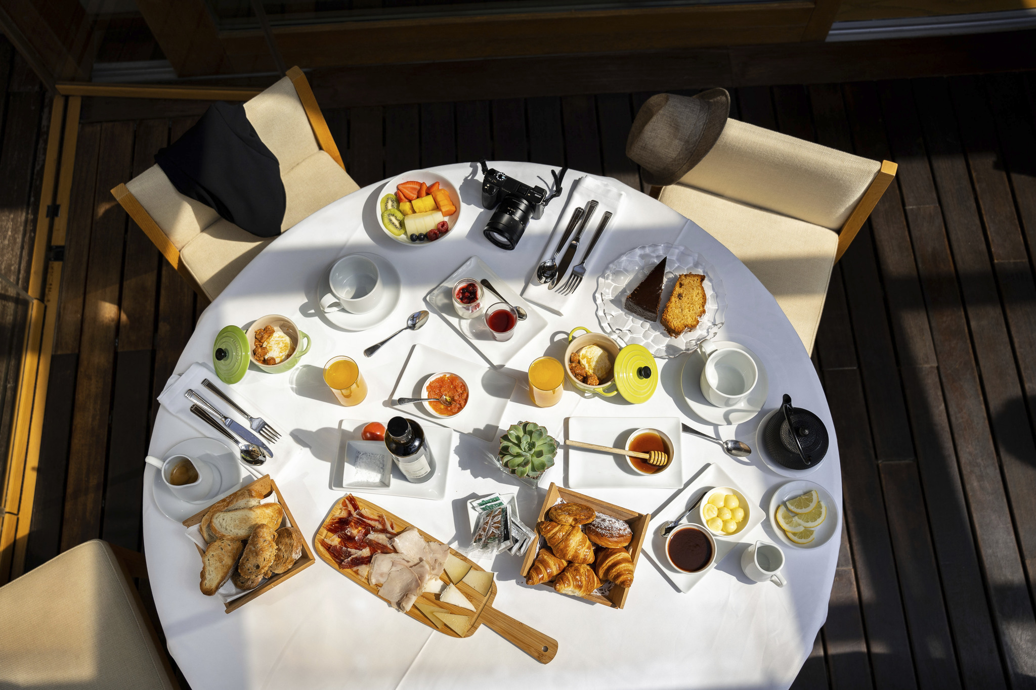 Mesa con el desayuno en Hotel Echaurren.
