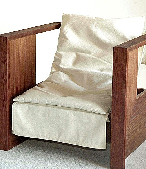 El arquitecto firma el diseño del sillón Schindler, una estructura que aparece por primera vez en 1922.