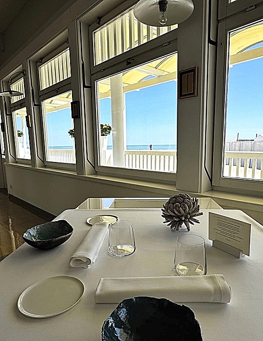 Una mesa en el comedor interior de Uliassi, en Senigallia.