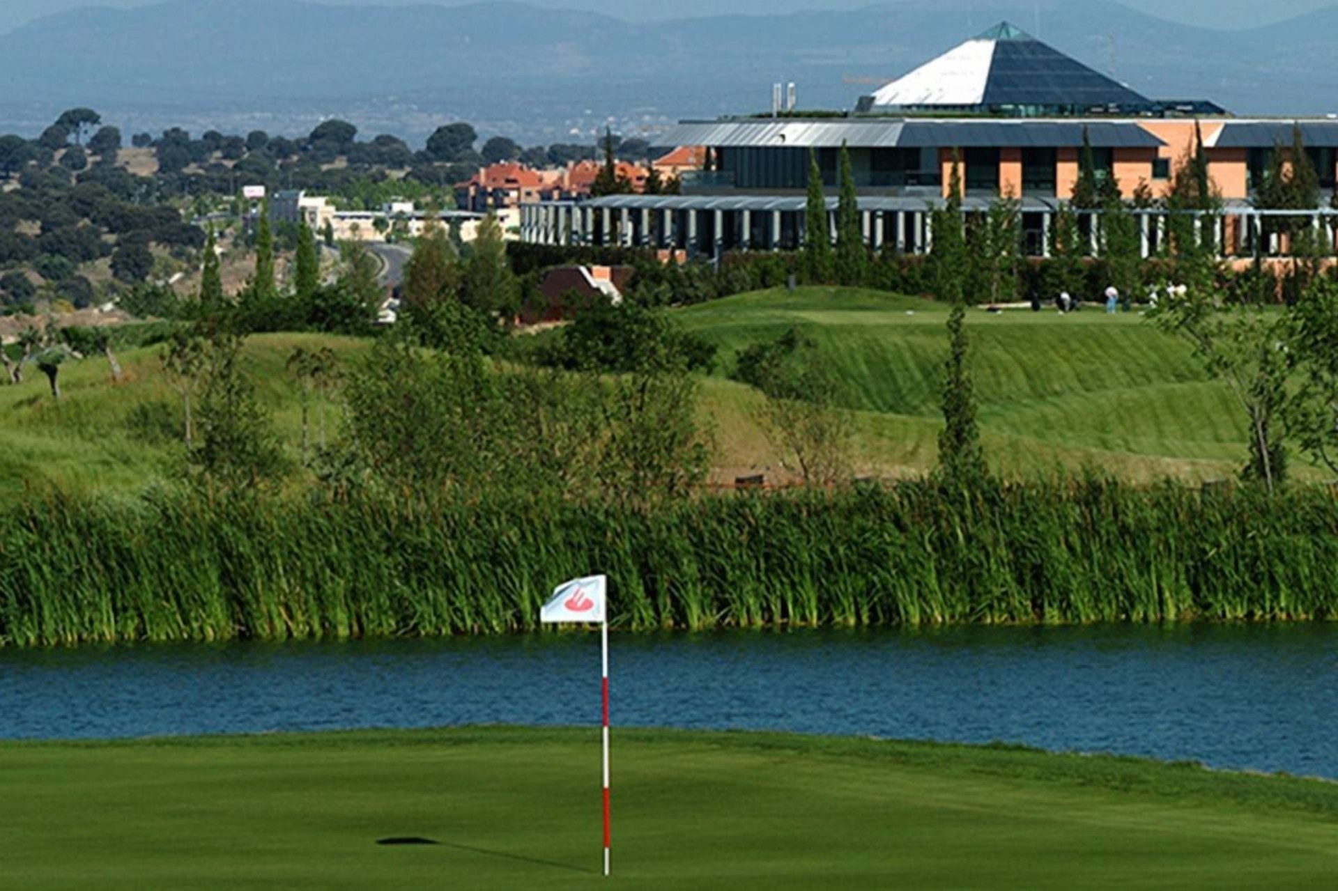 Santander ingresa casi 7 millones con el alquiler de sus sedes y del campo de golf