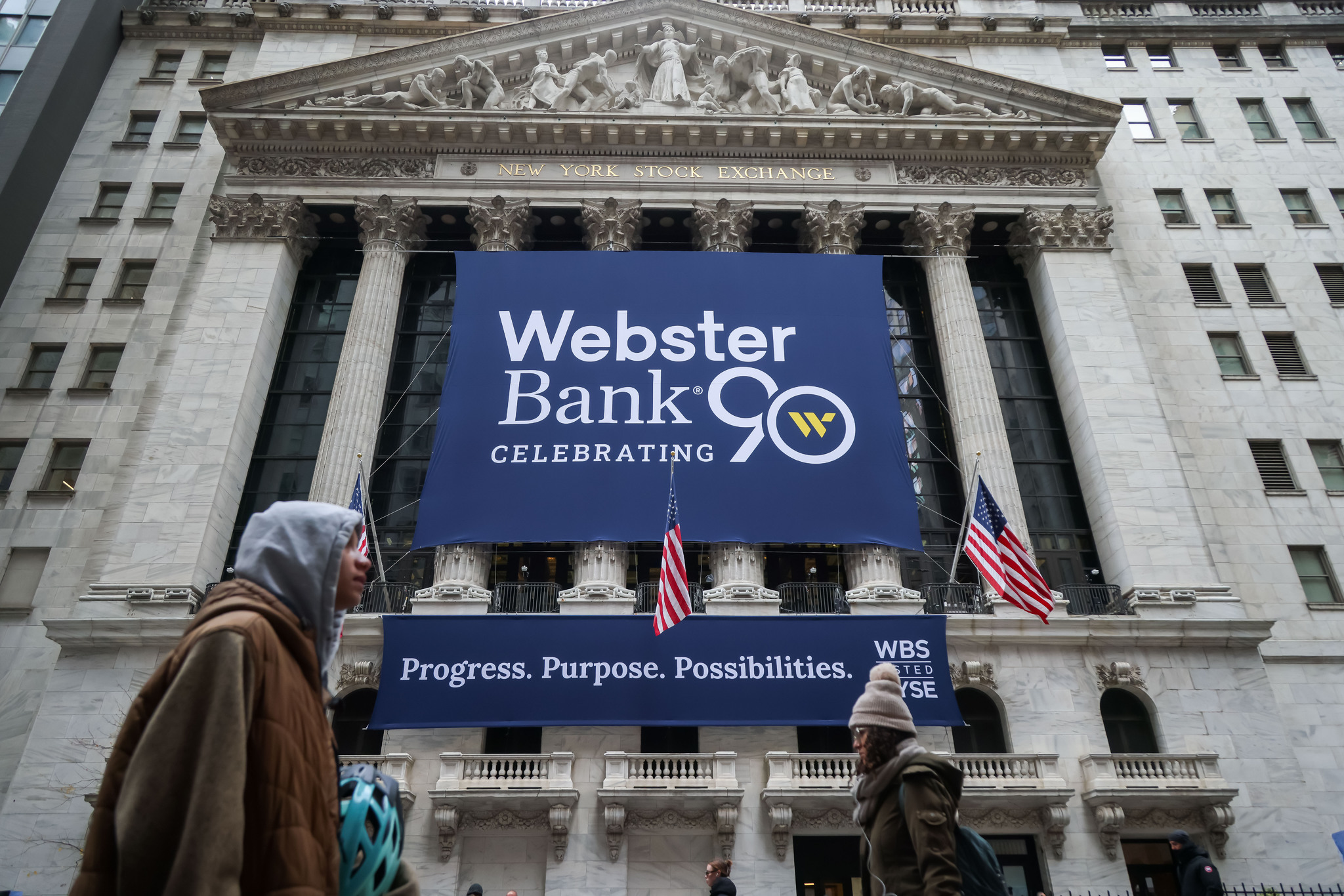 Lona de Webster Bank en la fachada de la Bolsa de Nueva York.