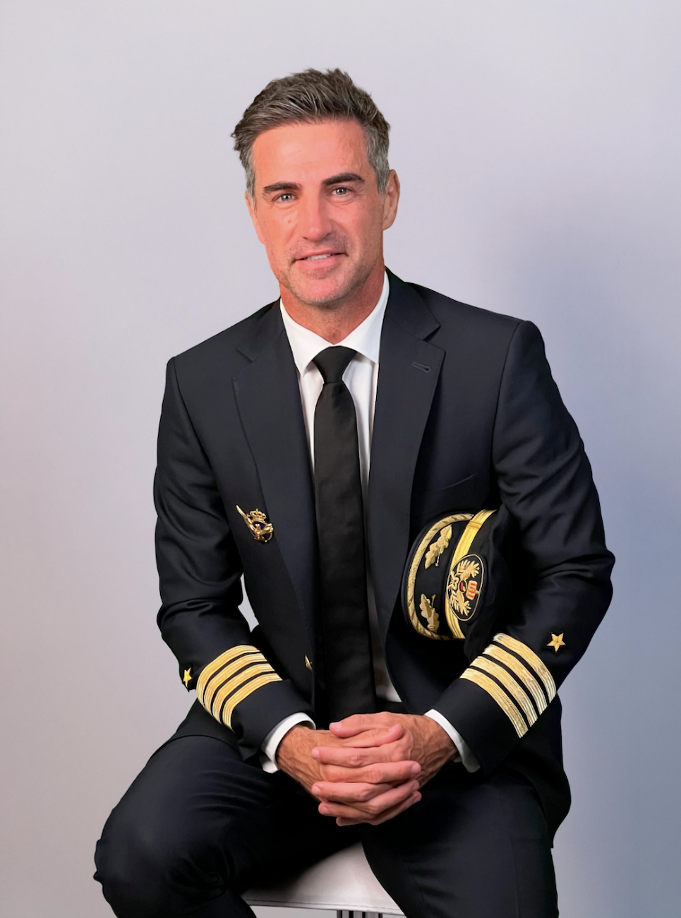Perico Durán: comendante con más de 25 años de vuelo, suma a sus 15.000 horas en el aire a los mandos de aviones, sus conocimientos. Es autor de Volar sin miedo (Editorial Planeta), y creador del curso Sin miedo a volar.