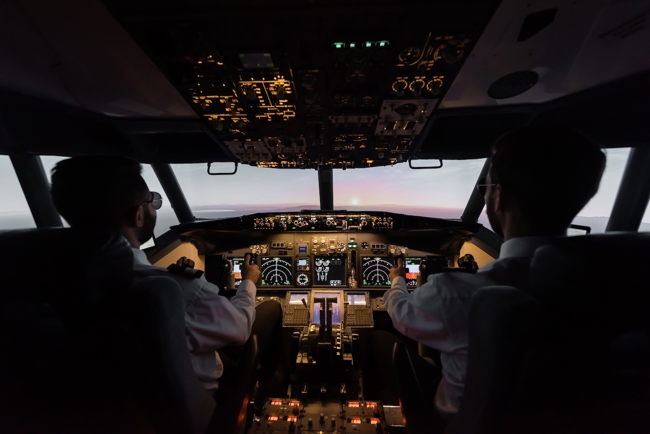 En el pódcast El Cubo de Otto, de El Extraordinario e Iberia, el jefe de pilotos de pruebas de Airbus cuenta cómo lleva los aviones al límite -“50 rayos en un mismo vuelo, turbulencias que impiden leer los instrumentos, motores apagados sobre el Himalaya”- precisamente para que ningún pasajero tenga que vivirlo en el mundo real.