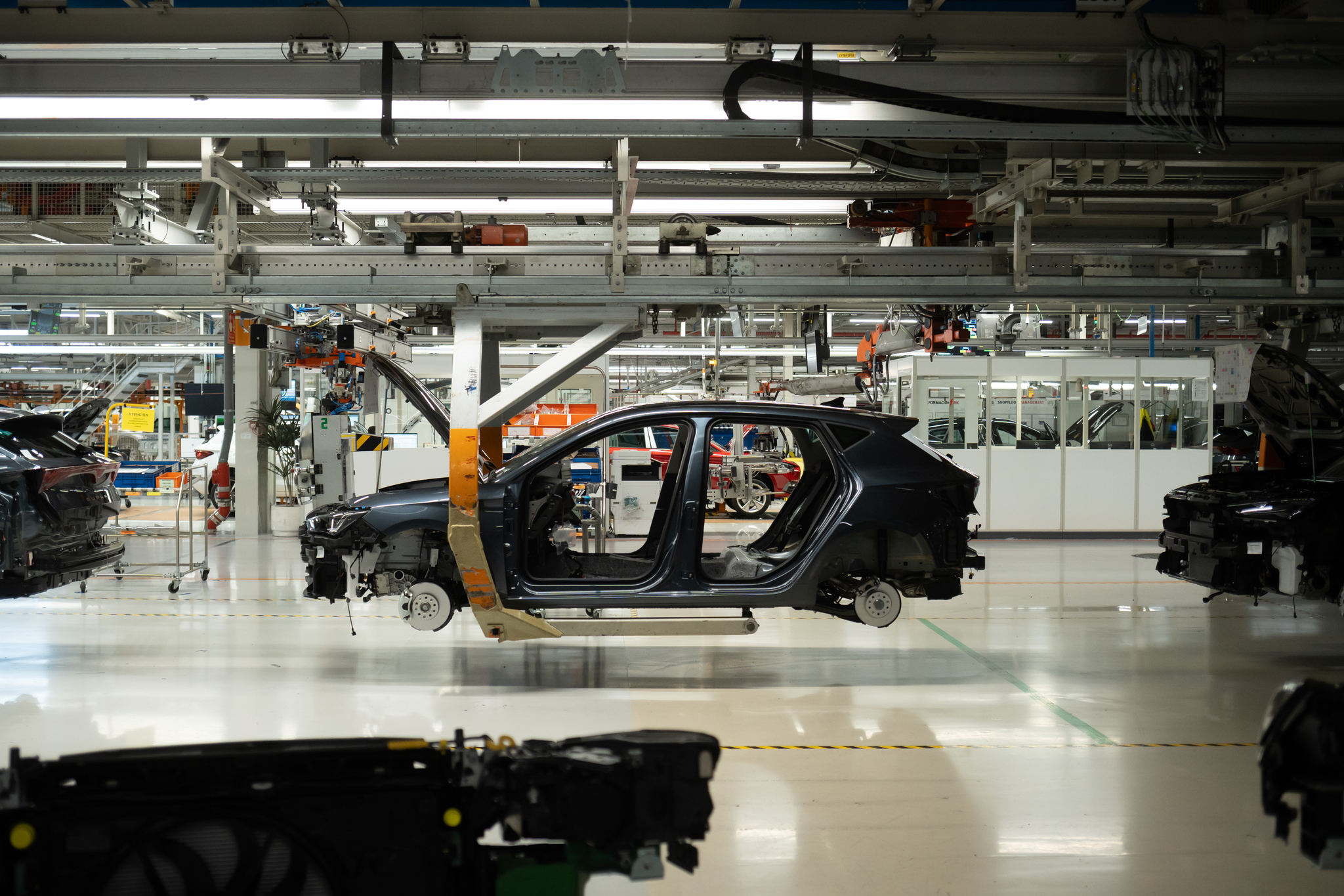 Equipos eléctricos y componentes del automóvil tiran de la industria