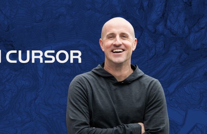 Adam Ward est� situado justo en el punto donde se cruzan la escasez de talento, la IA, el dise�o organizativo y el reclutamiento. Dirige talento en Cursor, una empresa que est� viviendo en primera l�nea tres cambios que el resto del art�culo documenta despu�s con datos agregados: mayor productividad por persona, competencia extrema por perfiles escasos y transici�n desde el reclutamiento masivo hacia la identificaci�n de capacidades excepcionales.