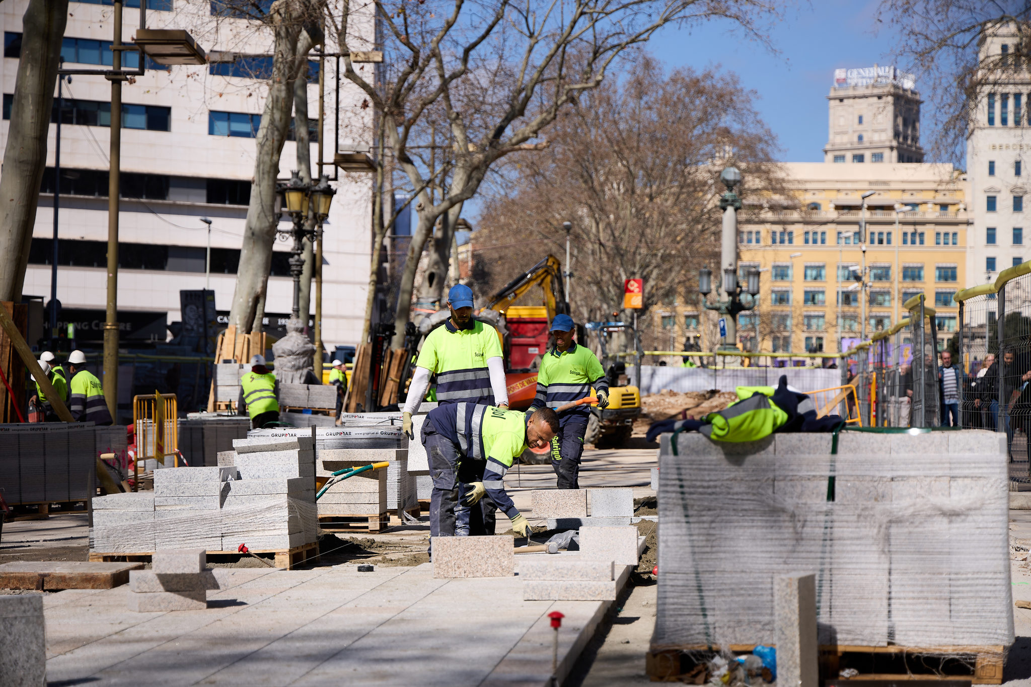 La poblaci�n en edad de trabajar (16 a 64 a�os) alcanzar� su techo hist�rico en 2033, cuando se situar� en 33,7 millones de personas. En la imagen, trabajos en la remodelaci�n de la Rambla de Barcelona, cerca de la Plaza de Catalu�a.