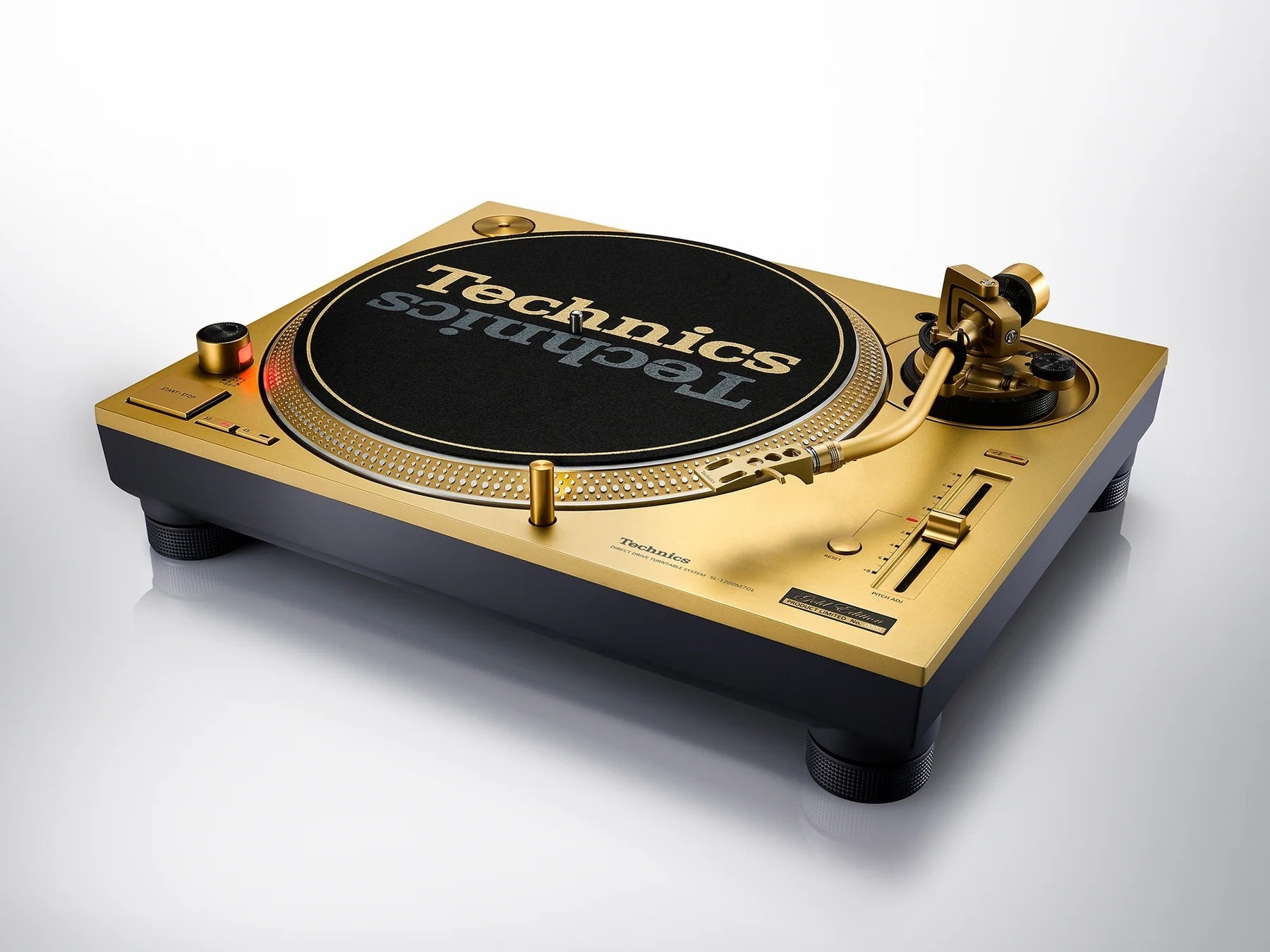 Ya en su cincuenta aniversario, Technics cifró las ventas del tocadiscos SL-1200 en un total de más de tres millones y medio de unidades distribuidas por todo el mundo.