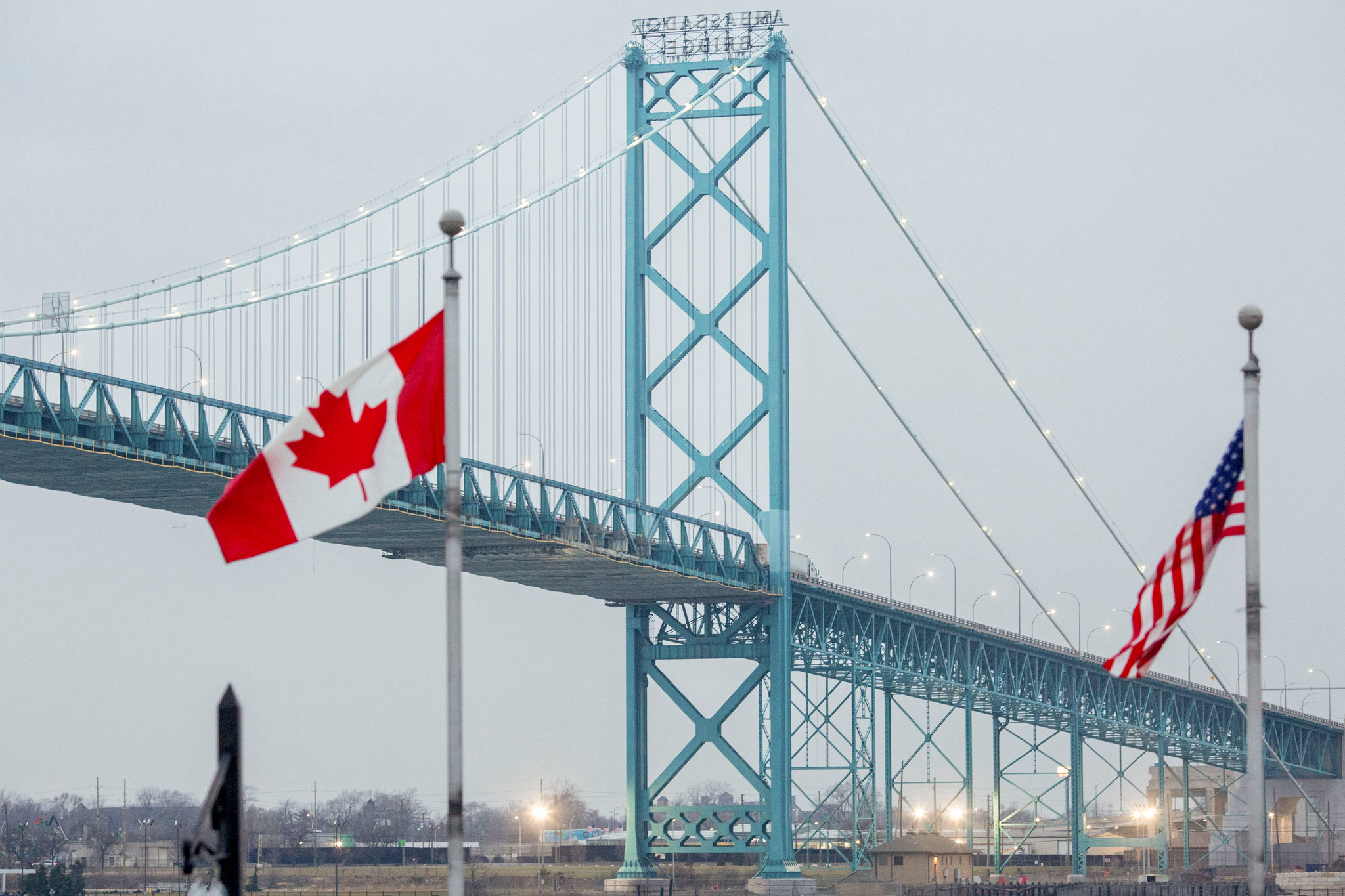 Trump, señalado por el coste al bolsillo de los estadounidenses de la guerra comercial con Canadá