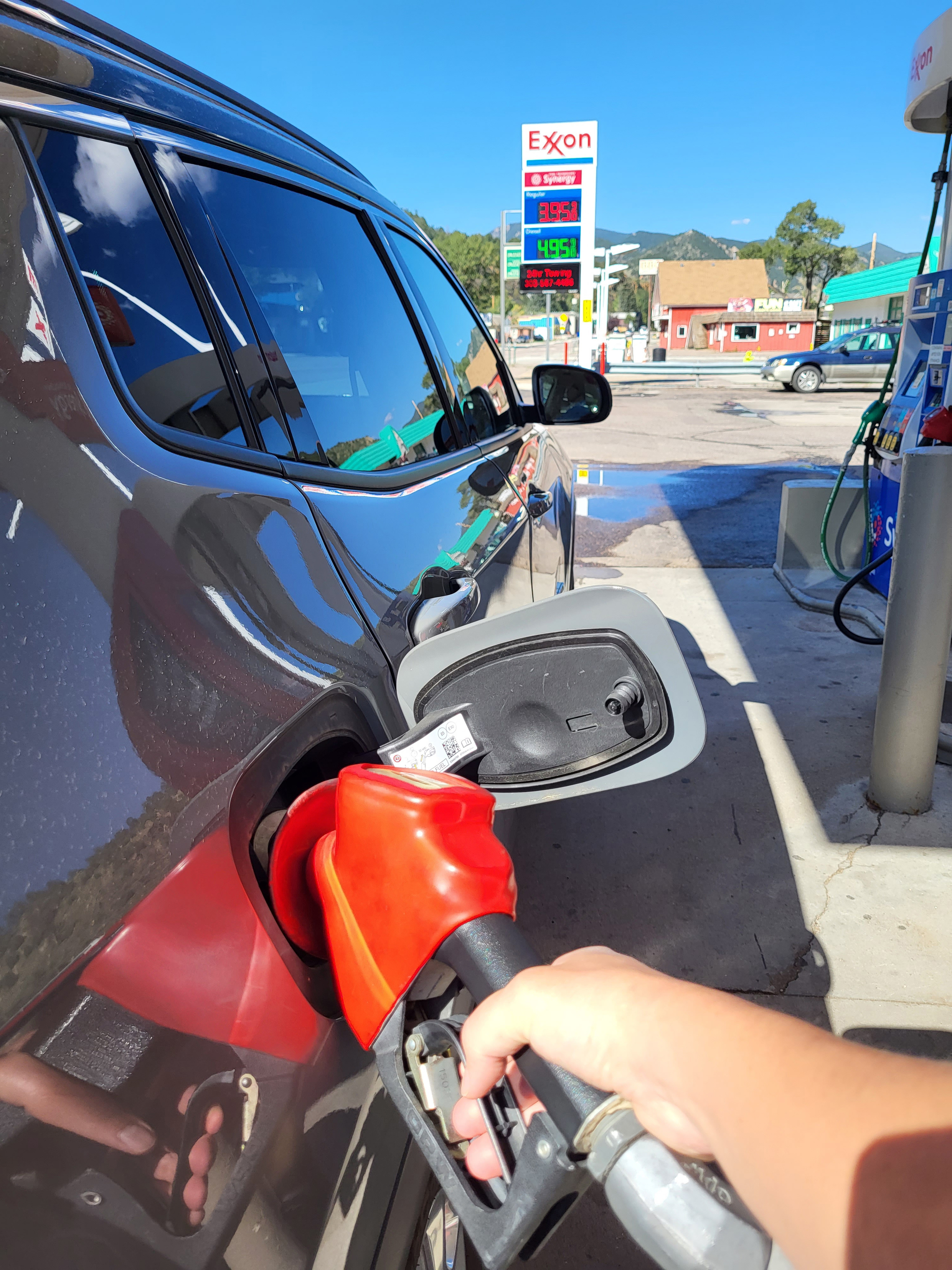 Los carburantes esperan en zona de máximos la operación retorno