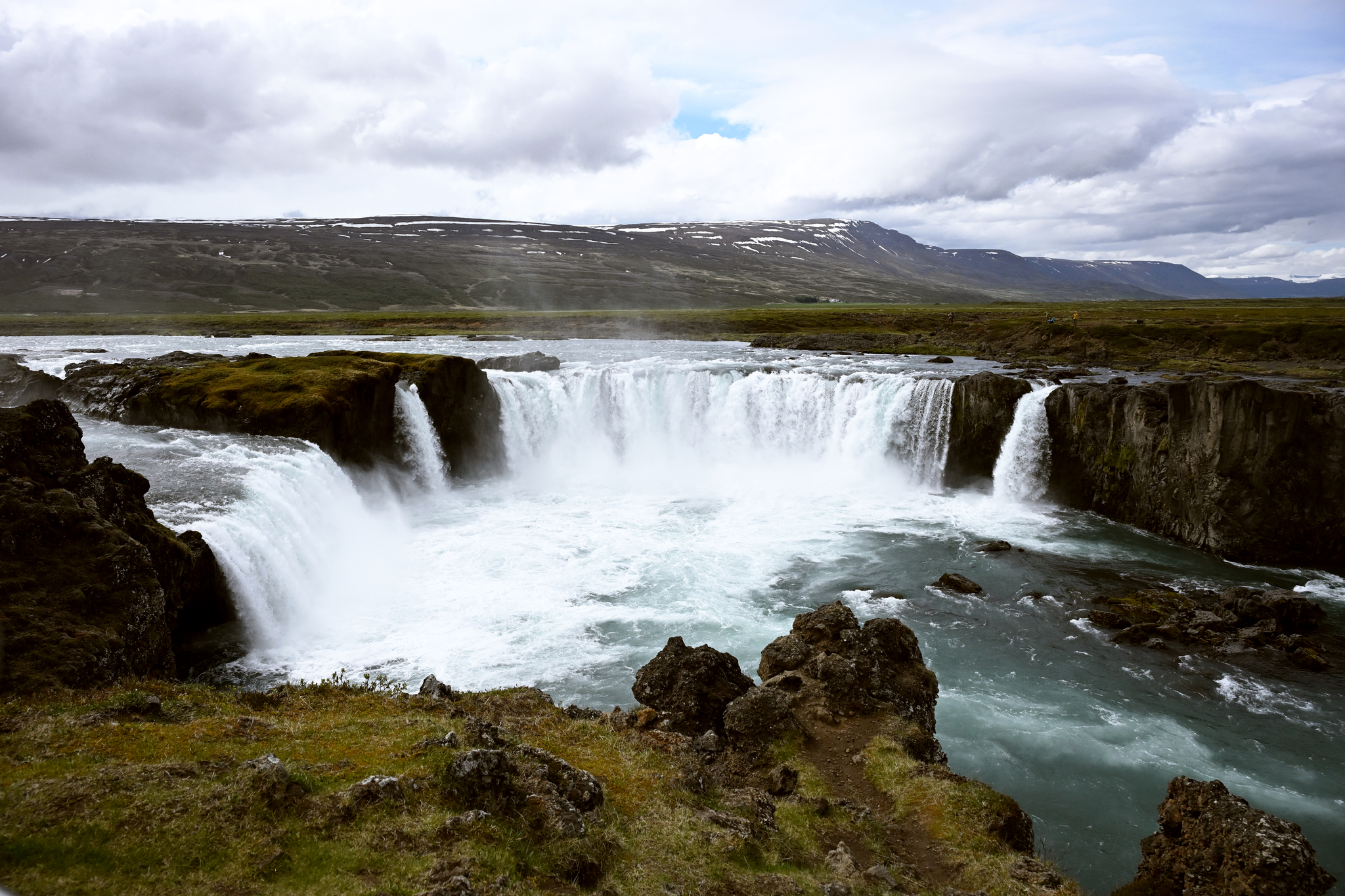 La cascada de los dioses, o Godafoss, es una impresionante catarata de 12 metros de caída y 30 de ancho.