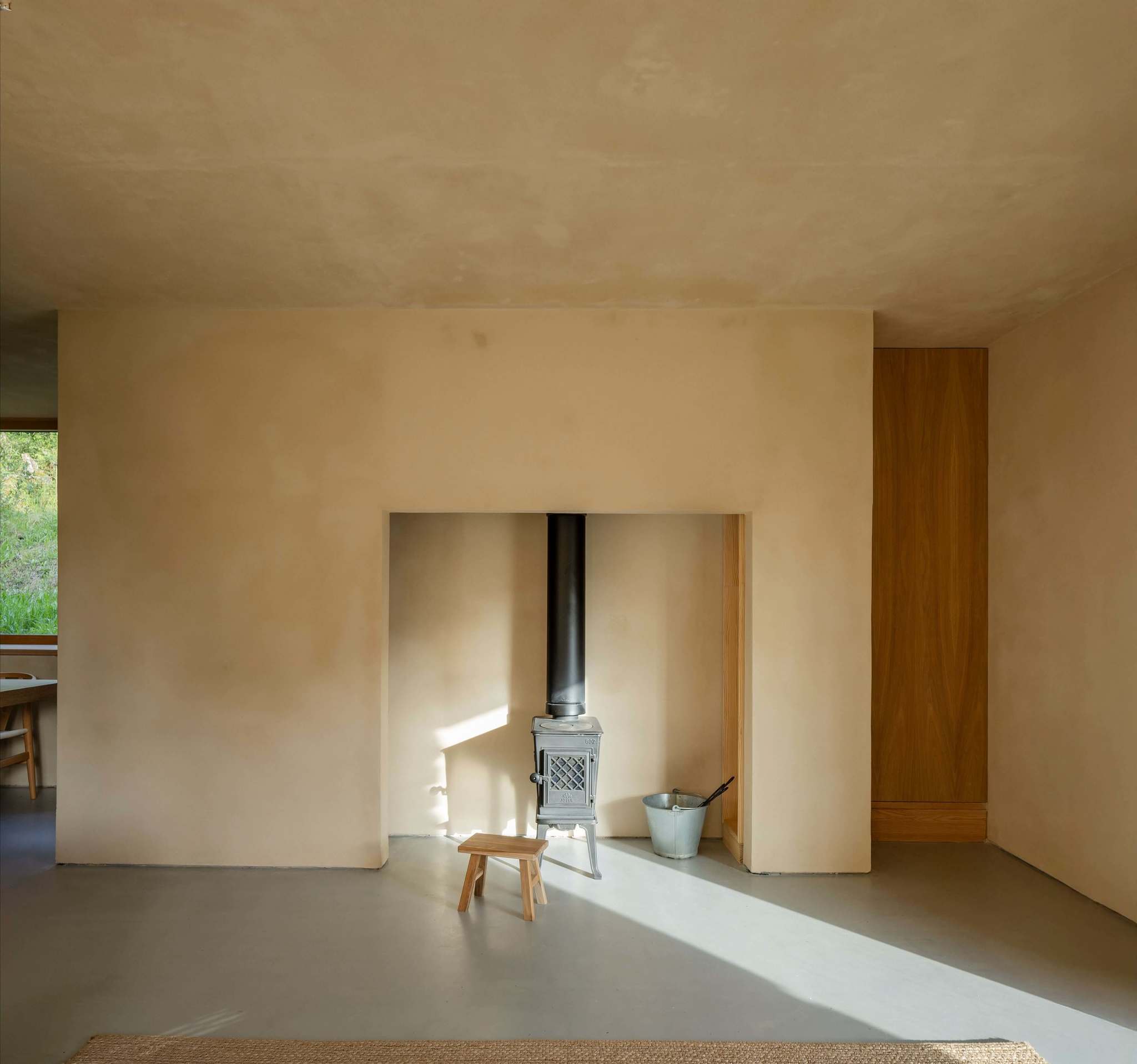 La vivienda cuenta con ventilación mecánica con recuperación de calor (Orkli PKOM 4) y bomba de calor integrada, que cubren las necesidades de climatización y agua caliente con un consumo mínimo. En los periodos más fríos, una pequeña estufa aporta un refuerzo térmico puntual.