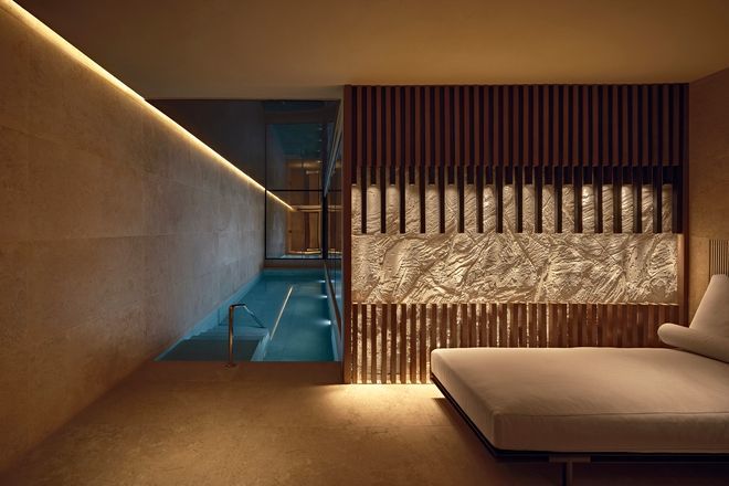 La zona wellness, solo para clientes alojados, cuenta con una piscina y área de relax.