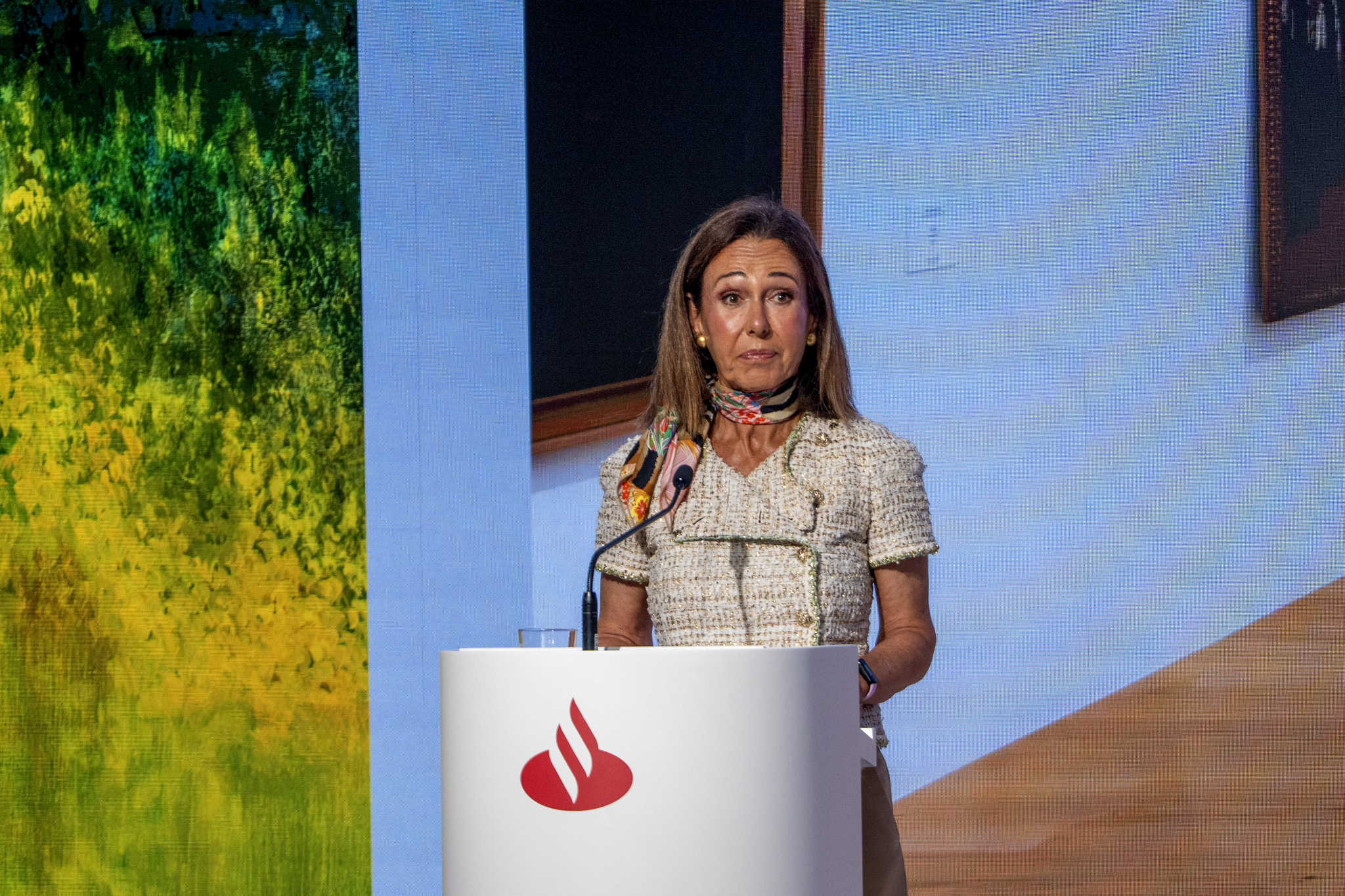 La presidenta de Santander, Ana Botín, considera que los impuestos a la banca en Reino Unido "no tienen sentido".
