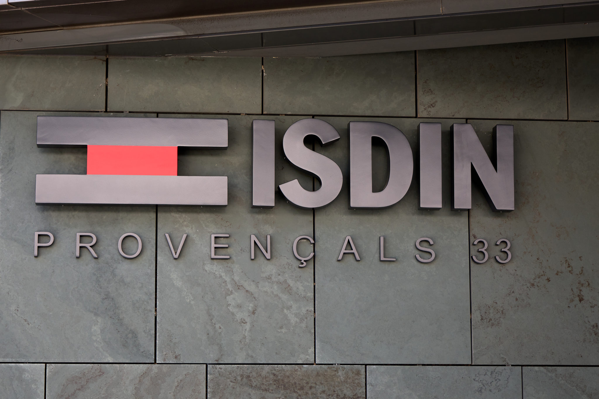 Puig completa la adquisición de Isdin por 1.200 millones de euros