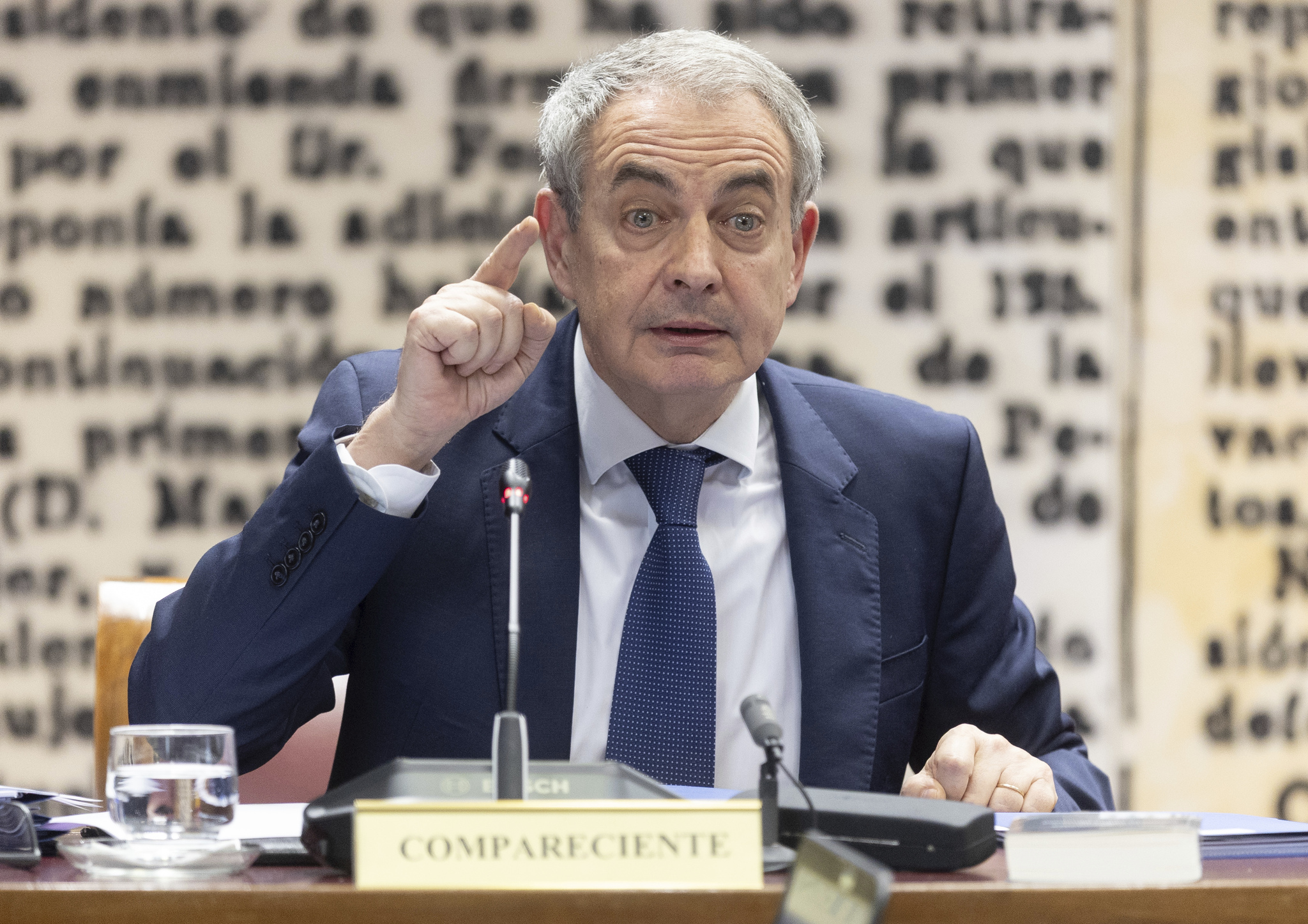 Sánchez invita al imputado Zapatero a la campaña electoral