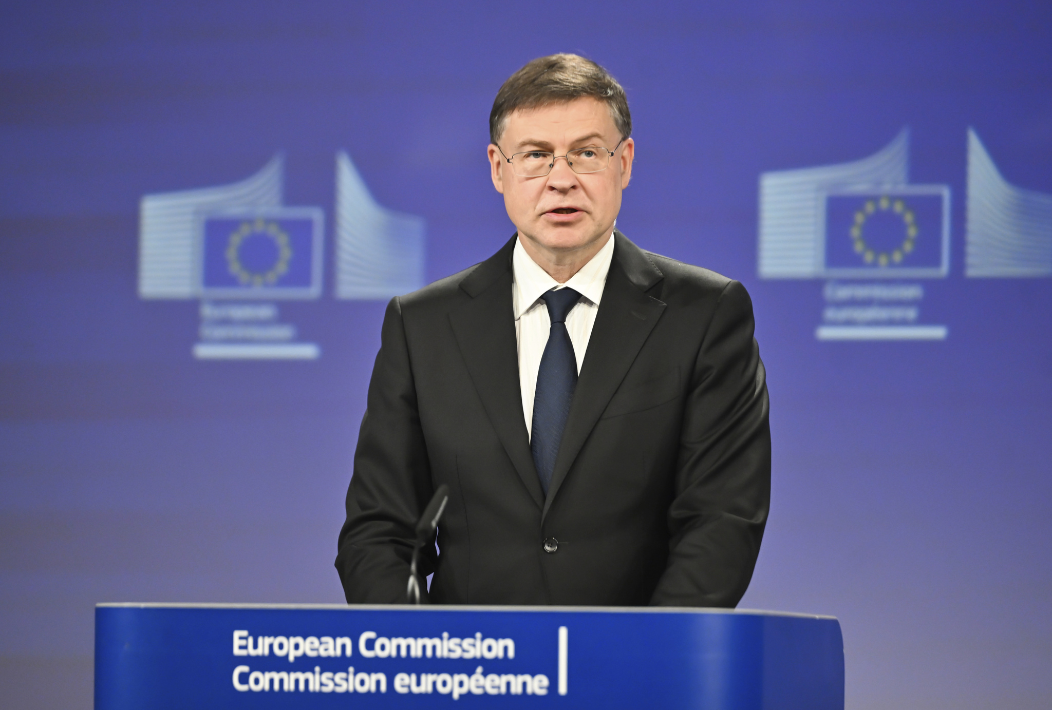 Bruselas resta importancia a la rebaja del ráting de Francia, pero pide una política prudente