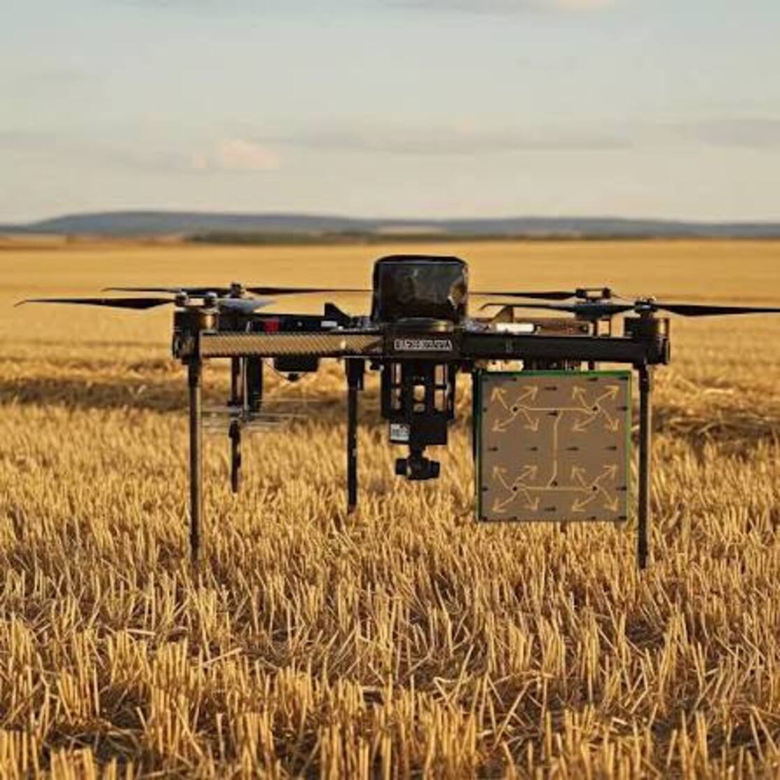 El Saker Scout está equipado con una cámara que permite a un piloto manejarlo a distancia y transporta una carga explosiva.