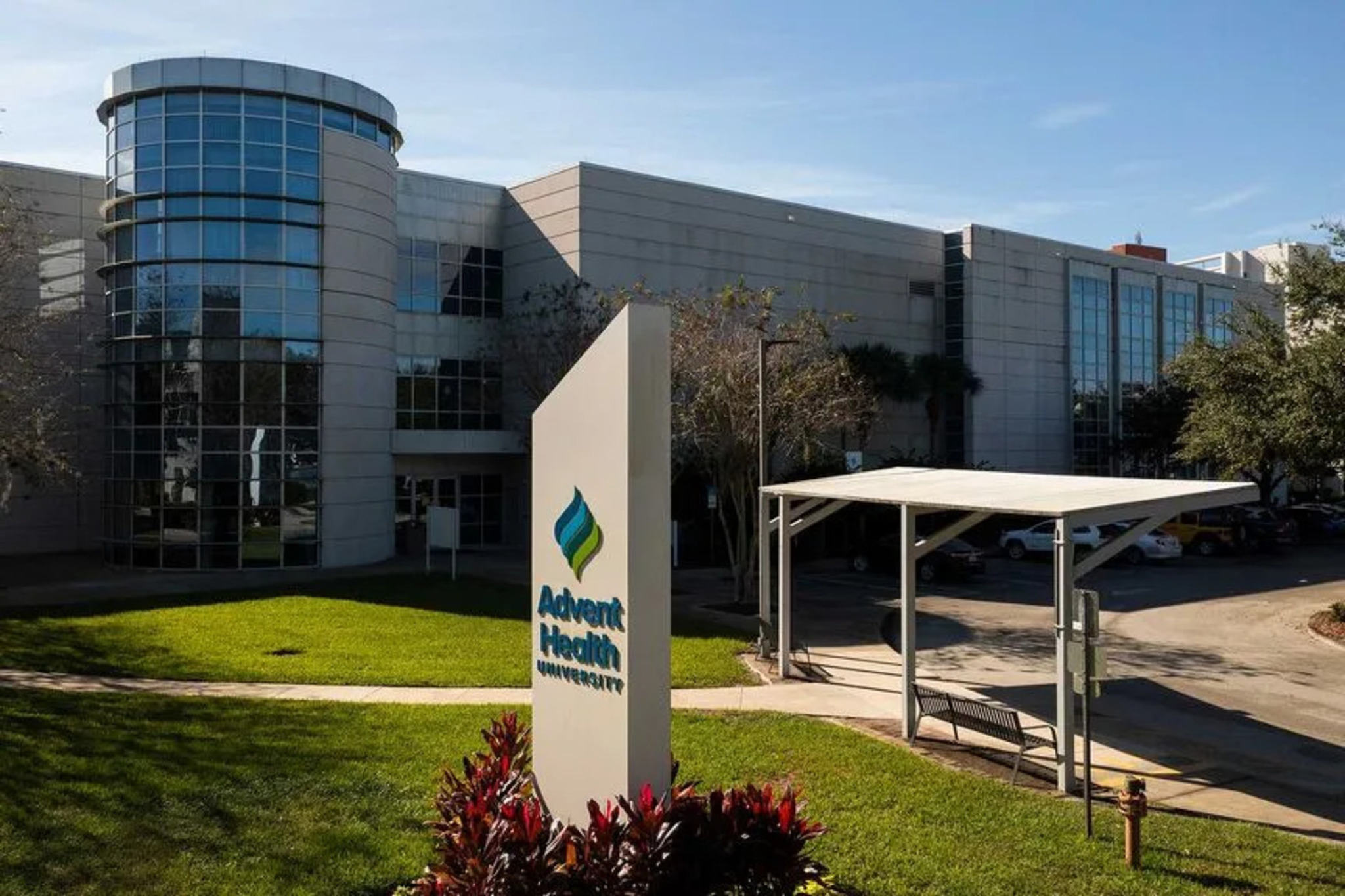 AdventHealth registró una reducción del 80% en el tiempo dedicado a ciertas tareas administrativas al utilizar IA.