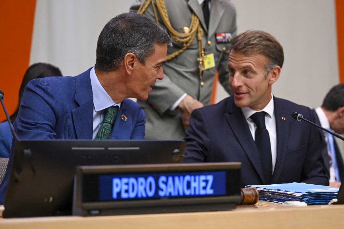 El presidente del Gobierno español, Pedro Sánchez, junto al presidente de Francia, Emmanuel Macron, ayer en un acto a favor de regular la IA.