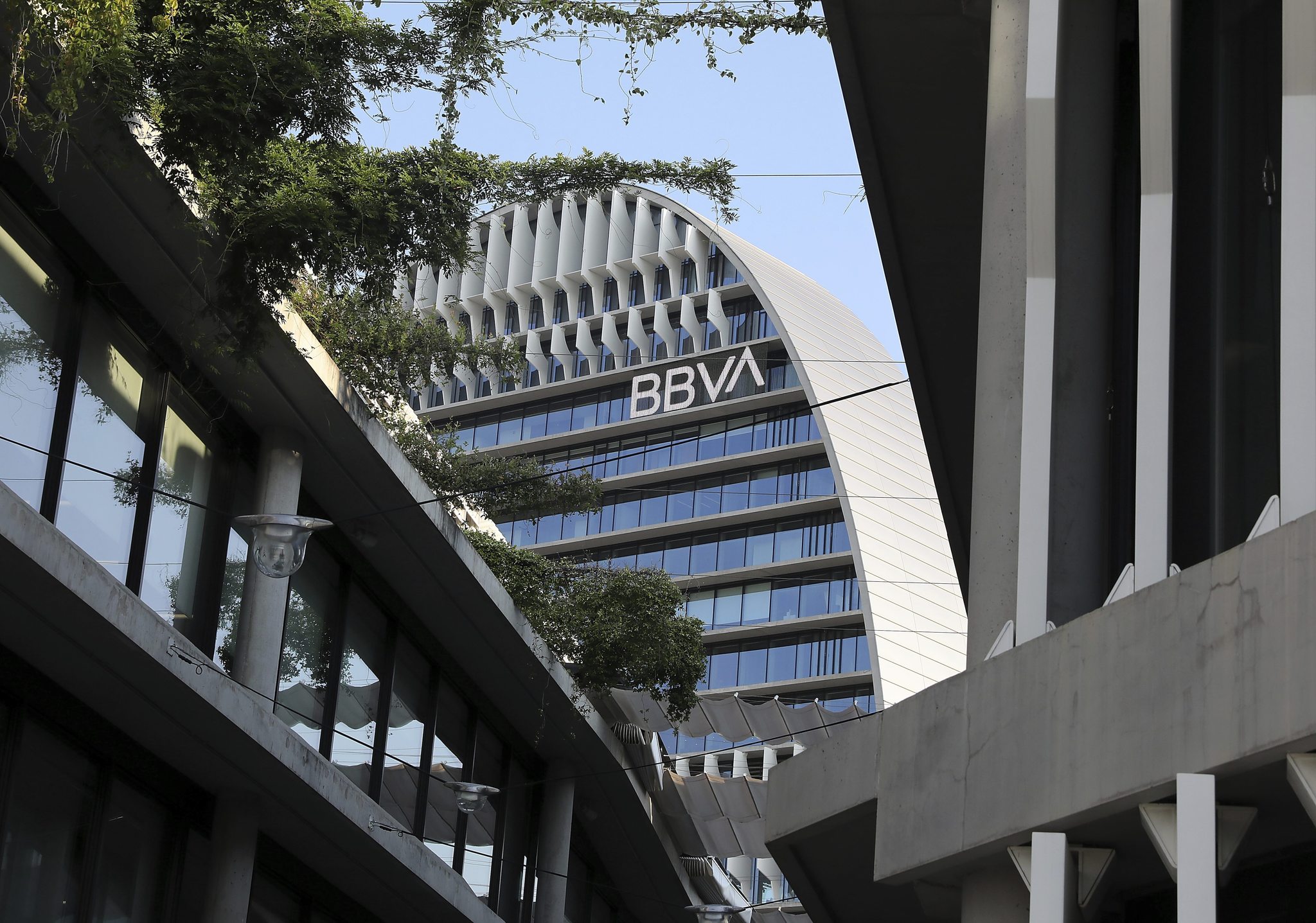 BBVA supera las expectativas de financiación y se acerca a Santander