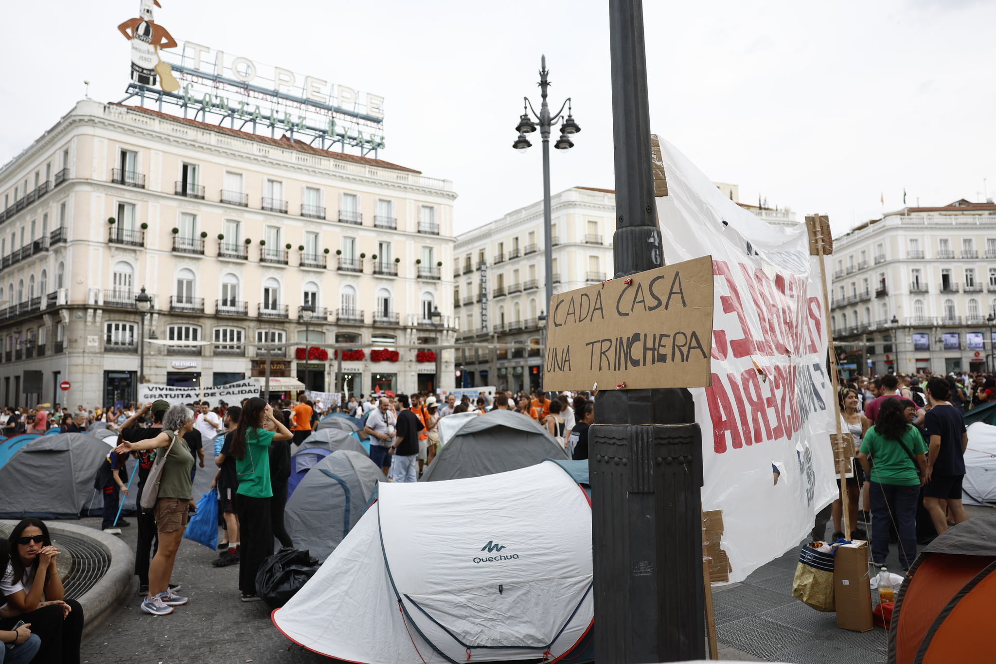Cientos de personas acampadas en la Puerta del Sol para protestar por la crisis 