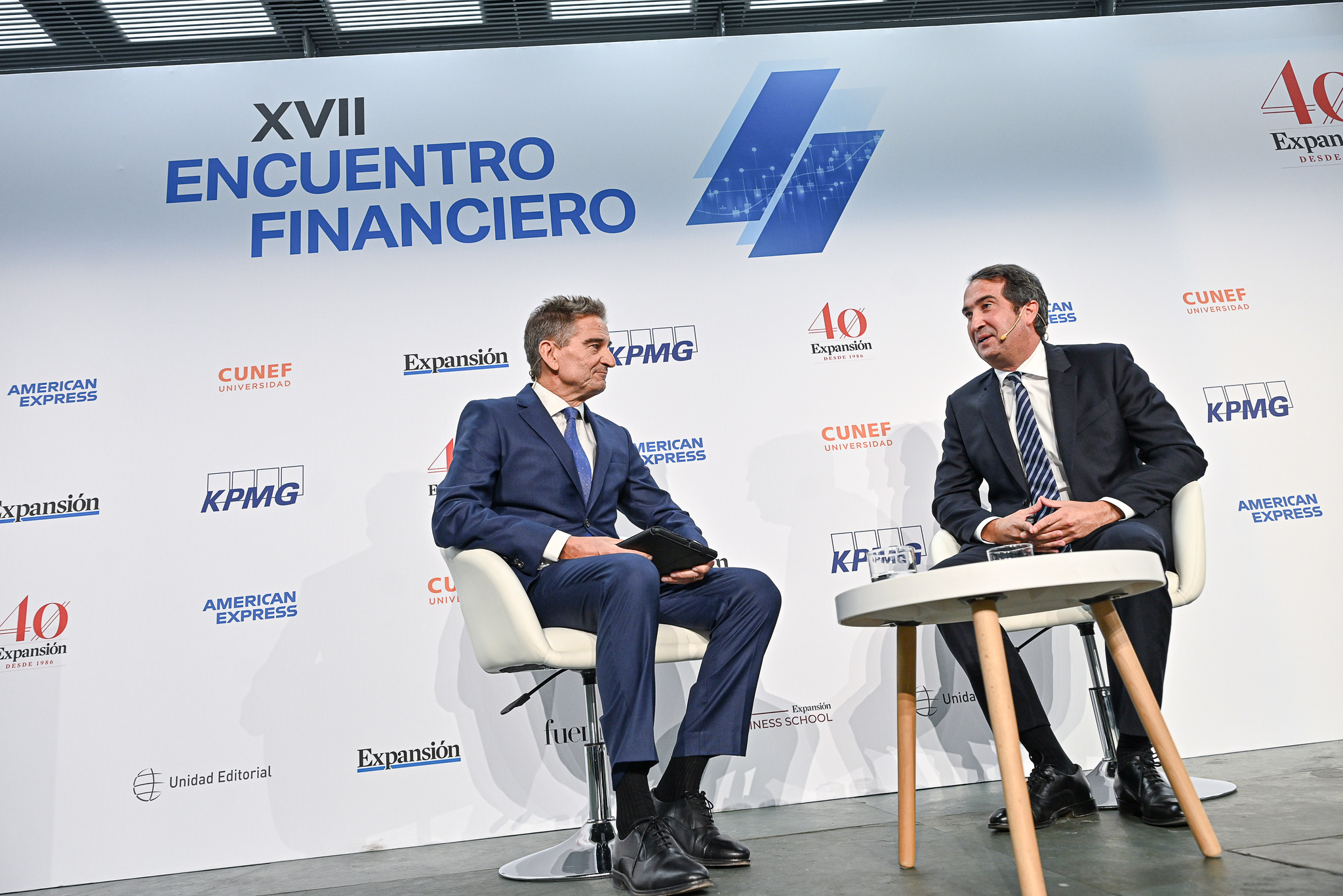 Peio Belausteguigoitia, responsable de BBVA para España (derecha), durante la entrevista realizada por Roberto Casado, redactor jefe de EXPANSIÓN.