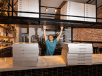 Las clásicas porciones de pizza XL de Nueva York triunfan en Madrid
