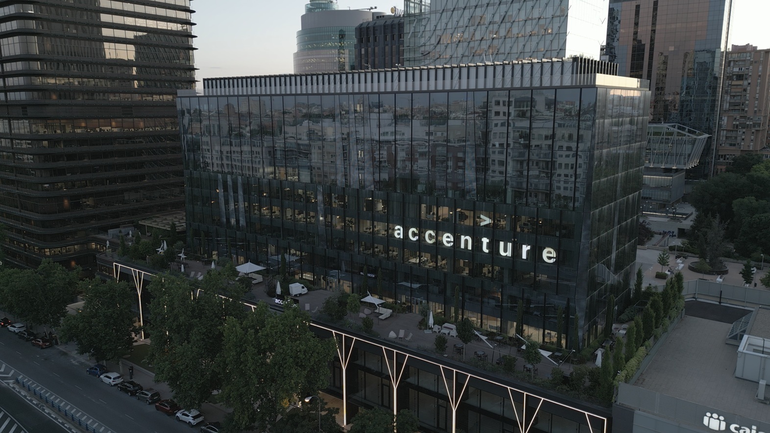 Accenture reporta crecimiento sólido y proyecta ingresos sostenidos hacia 2027
