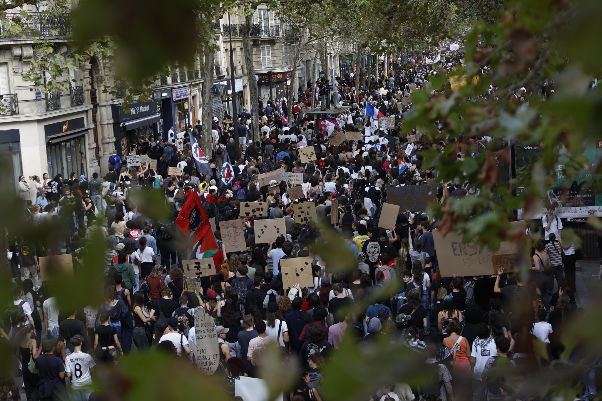 Francia: entre el mercado de bonos y las barricadas