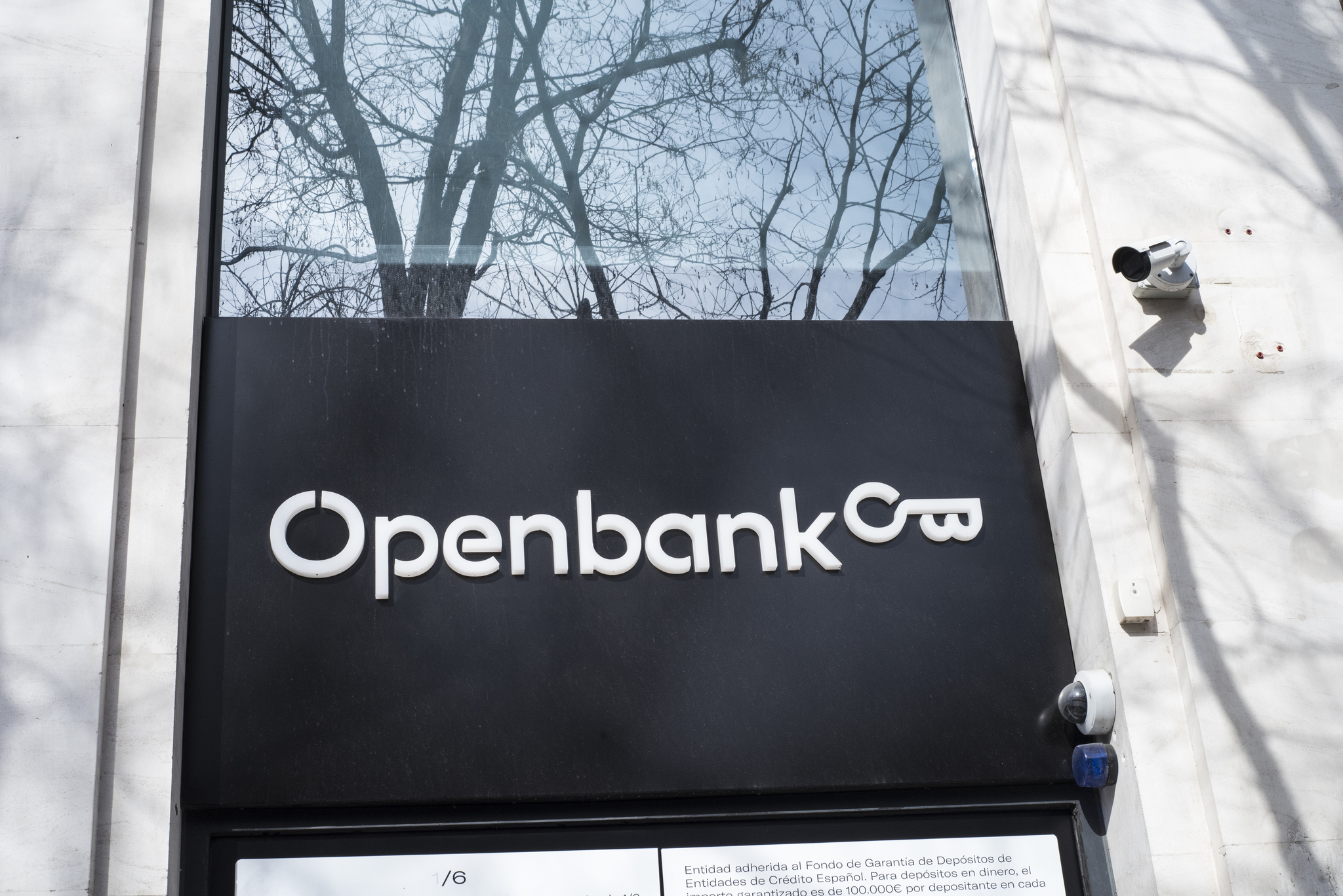 La banca tradicional intensifica la competencia por el ahorro ante los neobancos